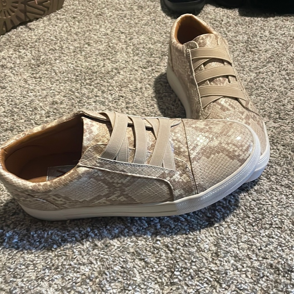 Adorable dolce vita platforms sneakers